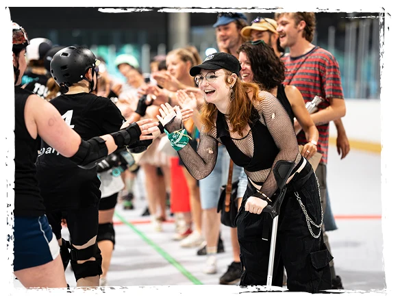 bénévole saluant les joueur.ses