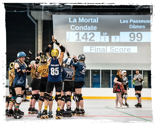 joueur.ses devant le scoreboard